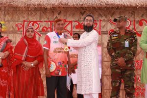 বৈশাখী আনন্দ দৌড়ের পুরস্কার প্রদান করছেন মানিকগঞ্জ জেলা প্রশাসক